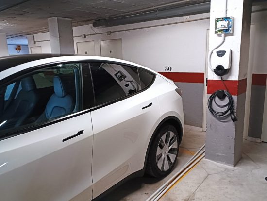 Instalación de cargador en parking comunitario Cargador y protecciones eléctricas instaladas en un parking comunitario.